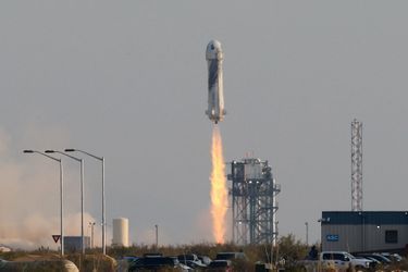 Le propulseur New Shepard, avec à son sommet une capsule transportant Jeff Bezos et trois autres passagers, s&#039;est envolé de la base spatiale de la compagnie dans le désert du Texas à 08H11 locales (13H11 GMT), avec quelques minutes de retard sur l&#039;horaire prévu.