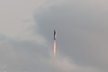 Le propulseur New Shepard, avec à son sommet une capsule transportant Jeff Bezos et trois autres passagers, s&#039;est envolé de la base spatiale de la compagnie dans le désert du Texas à 08H11 locales (13H11 GMT), avec quelques minutes de retard sur l&#039;horaire prévu.