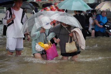 La télévision nationale CCTV a montré des rues de la ville submergées par un immense courant d&#039;eau boueuse.