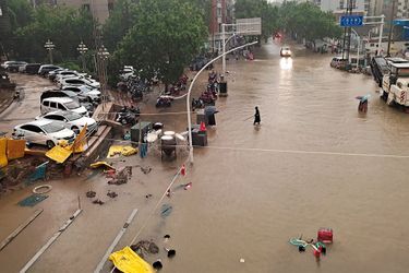 Dès mercredi matin, pas moins de 200.000 habitants avaient dû être évacués, a annoncé la mairie, précisant que 36.000 personnes étaient &quot;affectées&quot; par les inondations.