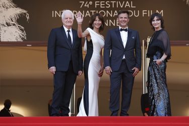 André Dussollier, Sophie Marceau, François Ozon et Géraldine Pailhas sur le tapis rouge du 74e Festival de Cannes pour la montée des marches du film «Tout s'est bien passé» le 7 juillet 2021