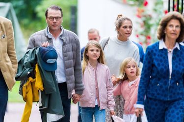 La reine Silvia de Suède avec les princesses Estelle, Madeleine et Leonore et le prince Daniel sur l&#039;île d&#039;Öland, le 10 juillet 2021