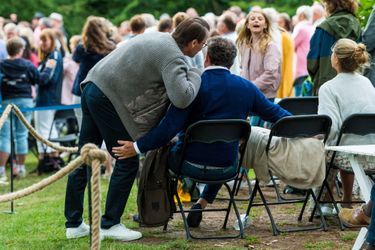 Le prince Daniel de Suède et Christopher O'Neill de dos sur l'île d'Öland, le 10 juillet 2021