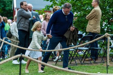 Christopher O'Neill avec sa fille aînée la princesse Leonore de Suède, sur l'île d'Öland, le 10 juillet 2021
