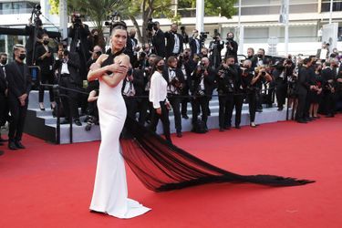 Bella Hadid à l&#039;ouverture du 74e Festival de Cannes pour la montée des marches du film «Annette», le 6 juillet 2021