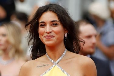 Camélia Jordana (bijoux Boucheron et robe Lanvin) sur le tapis rouge du 74e Festival de Cannes pour la montée des marches du film «The French Dispatch» le 12 juillet 2021