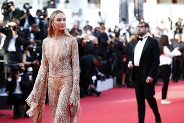 Candice Swanepoel à l&#039;ouverture du 74e Festival de Cannes pour la montée des marches du film «Annette», le 6 juillet 2021
