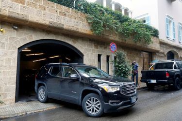 Une voiture sort de la résidence présumée de Carlos Ghosn à Beyrouth.