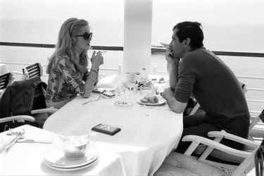 Catherine Deneuve et son compagnon Roger Vadim au Festival de Cannes, en mai 1964. Leur fils Christian est né un an plus tôt.