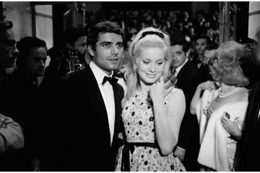 Catherine Deneuve et Nino Castelnuovo, son partenaire à l’écran, après la présentation du film “Les Parapluies de Cherbourg”, au Festival de Cannes, en mai 1964.