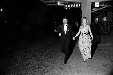 Catherine Deneuve et Nino Castelnuovo, son partenaire à l’écran, arrivant à l'aéroport de Cannes pour la présentation du film “Les Parapluies de Cherbourg”, au Festival de Cannes, en mai 1964.