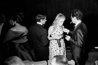 Catherine Deneuve après la présentation du film "Les Parapluies de Cherbourg", au Festival de Cannes, en mai 1964.
