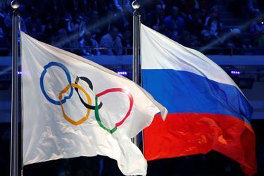 Les drapeaux olympiques et de la Russie.