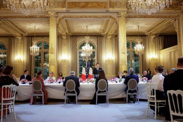 Emmanuel et Brigitte Macron ont donné lundi soir à l&#039;Elysée un dîner d&#039;Etat en l&#039;honneur de Sergio Mattarella et de sa file Laura. 