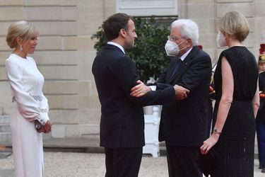 Le couple présidentiel aux côtés de Sergio Mattarella et de sa file Laura. 