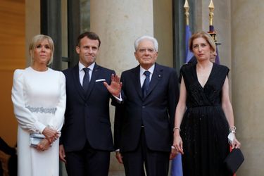 Le couple présidentiel aux côtés de Sergio Mattarella et de sa file Laura. 