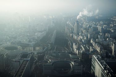 Vue de la tour Montparnasse, à Paris, lors d&#039;un épisode de pollution le 29 décembre 2016.