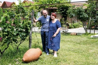 C’est l’un de leurs secrets : aux pieds de Iago et Marina Bitarishvili, pionniers du renouveau viticole, une amphore traditionnelle.