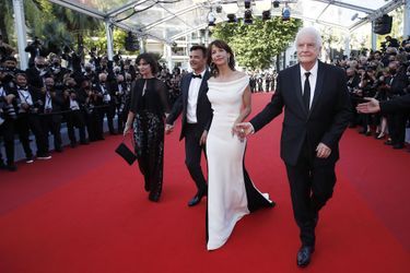 Géraldine Pailhas, François Ozon, Sophie Marceau et André Dussollier sur le tapis rouge du 74e Festival de Cannes pour la montée des marches du film «Tout s'est bien passé» le 7 juillet 2021