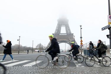 La Tour Eiffel sous le brouillard le 5 décembre 2019.