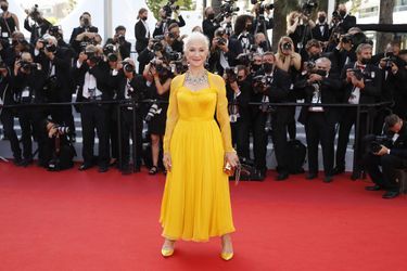 Helen Mirren à l&#039;ouverture du 74e Festival de Cannes pour la montée des marches du film «Annette», le 6 juillet 2021 (en Dolce et Gabbana)
