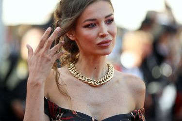 Lara Leito sur le tapis rouge du 74e Festival de Cannes pour la montée des marches du film «L'Histoire de ma femme» le 14 juillet 2021