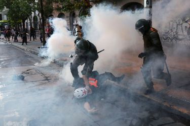 Les manifestations sont toujours réprimées dans la violence, comme ici à Santiago.