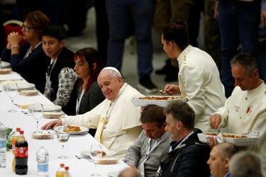 Le pape François a accueilli dimanche quelque 1.500 pauvres et sans-abri pour un déjeuner au Vatican.