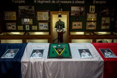 Photo prise à Gap en hommage aux quatre soldats du Régiment de chasseurs.