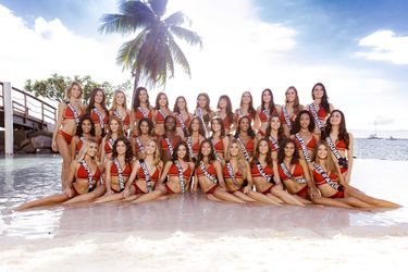 Les 30 candidates au concours de Miss France 2020 posent lors du voyage de préparation à Tahiti. Novembre 2019.