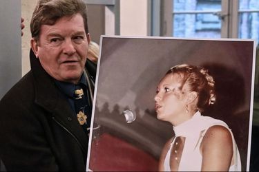 Jacky Kulik, tenant le portrait de sa fille Elodie Kulik, violée et tuée en 2002, à l&#039;ouverture du procès au tribunal d&#039;Amiens.