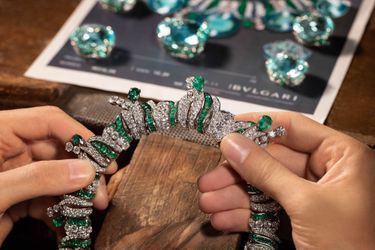 BULGARI Dans l’atelier, à Rome, tous les éléments qui composent ce collier de 500 carats d’aigues-marines sont assemblés à la main.