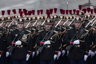 Les membres de la Garde républicaine lors du défilé militaire sur les Champs-Elysées à Paris.