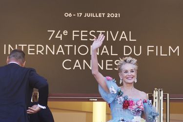 Sharon Stone sur le tapis rouge du 74e Festival de Cannes pour la montée des marches du film «L'Histoire de ma femme» le 14 juillet 2021