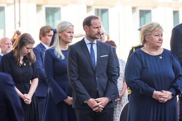 Le prince héritier Haakon, la princesse Mette-Marit et la Première ministre Erna Solberg à Oslo, le 22 juillet 2021.