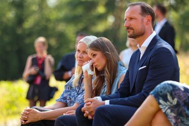 Le prince héritier Haakon, la princesse Mette-Marit et la princesse Ingrid-Alexandra sur l'île d'Utøya, le 22 juillet 2021.