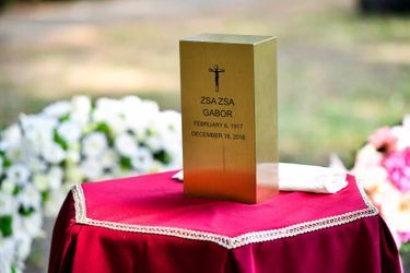Les cendres de Zsa Zsa Gabor ont été enterrées à Budapest, en Hongrie, le 13 juillet 2021, près de cinq ans après sa mort.
