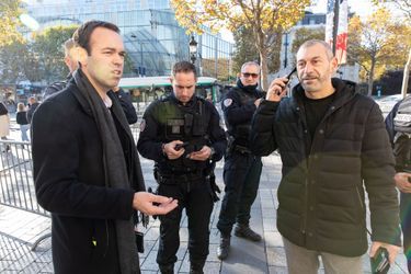 Fabrice Grimal (à gauche) et Faouzi Lellouche (à droite) contrôlés par des policiers sur les Champs-Elysées.