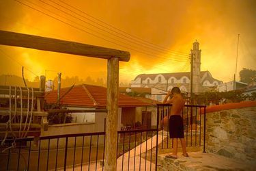 L'incendie de Chypre est "le plus vaste" enregistré sur l'île depuis 1974. Quatre personnes sont décédées dans les flammes qui ravagent le flanc sud du massif forestier du Troodos.