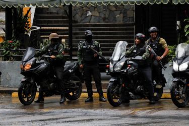 Scène de guerre à Caracas lors des affrontements entre policiers et membres des gangs de la Cota 905, quartier populaire de l&#039;ouest de la capitale vénézuélienne.