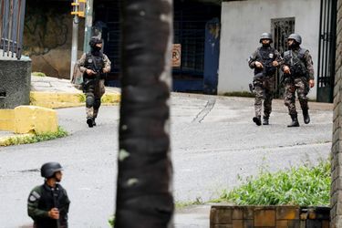 Scène de guerre à Caracas lors des affrontements entre policiers et membres des gangs de la Cota 905, quartier populaire de l&#039;ouest de la capitale vénézuélienne.