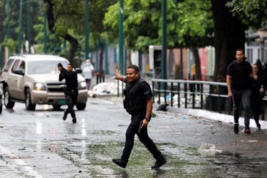Scène de guerre à Caracas lors des affrontements entre policiers et membres des gangs de la Cota 905, quartier populaire de l'ouest de la capitale vénézuélienne.