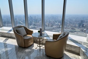 Le plus haut hôtel au monde a ouvert ses portes, au sommet de la Tour de Shanghai, qui culmine à 632 mètres dans la capitale économique chinoise. 