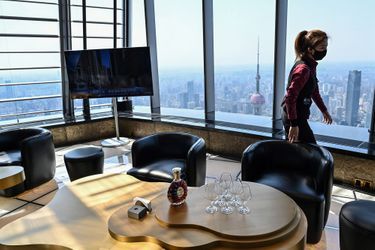 Le plus haut hôtel au monde a ouvert ses portes, au sommet de la Tour de Shanghai, qui culmine à 632 mètres dans la capitale économique chinoise. 