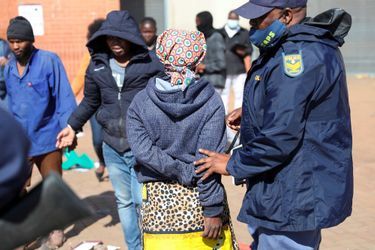 Des membres des forces de l'ordre arrêtent des manifestants à Katlehong, en Afrique du Sud, le 12 juillet 2021.