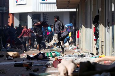 Manifestation et pillages à Katlehong, en Afrique du Sud, le 12 juillet 2021.