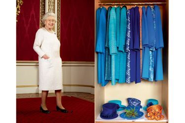 Elizabeth II comme vous ne l’aviez jamais vue : les mains dans les poches. La souveraine en rêvait, sa styliste l’a fait. A d. : Echantillon du dressing royal, période bleue. 