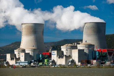 La centrale nucléaire de Cruas, ici photographiée en 2017, va voir ses réacteurs arrêtés suite au séisme qui a frappé l&#039;Ardèche, lundi.