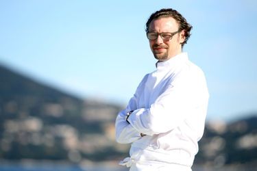 Le chef Arnaud Donckele non loin de son restaurant La Vague d'or, à Saint-Tropez. 