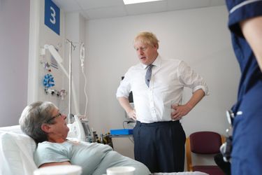 Boris Johnson visite un hôpital à Cambridge, jeudi.